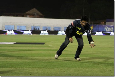 1 Shahrukh Khan doing catch practice