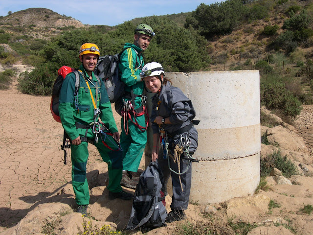 Wali, Mamen y Joaquin junto a la entrada de hormigón
