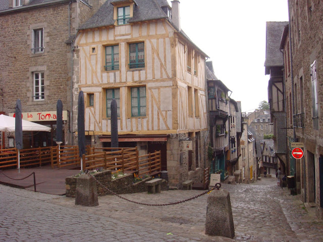 Junto ao castelo de Dinan