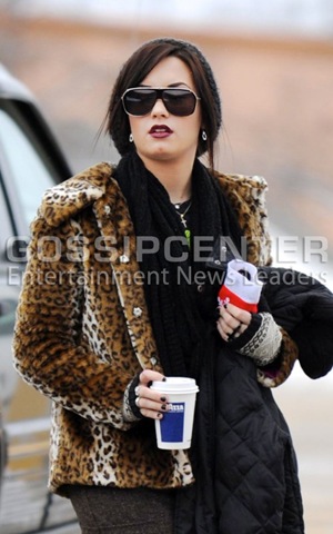 [demi-lovato-122510-26_0[6].jpg]
