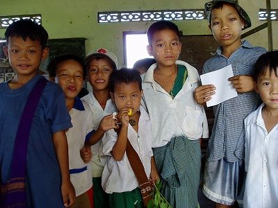 ミャンマーの小学校を訪問