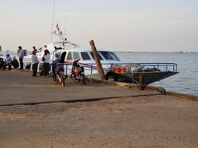 コンポンソム行きの高速艇