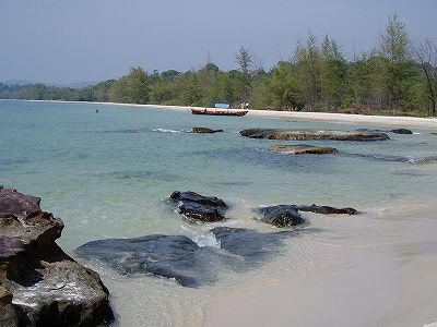 ビーチに接岸して海水浴タイム－コンポンソム近郊・カンボジア