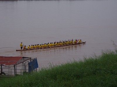 メコン・ボートレースの特訓中