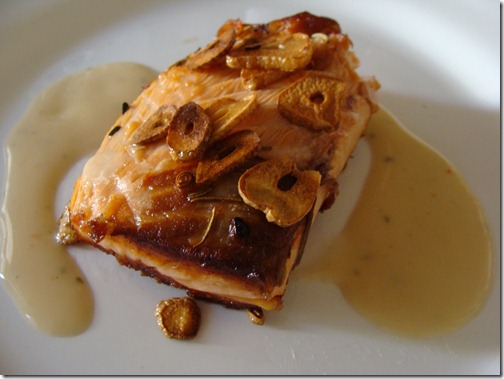 salmão grelhado com alho frito e molho de leite de coco salmão grelhado com alho frito e molho de leite de coco