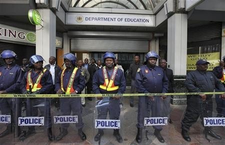 [18829-south-african-police-stand-guard-outside-the-department-of-e[3].jpg]