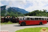 Einfahrt Dampfzug und Saurer NBiK Oldtimerbus