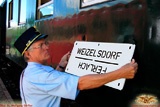 Schaffner dreht Zuglaufschild um