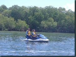 På vattenskoter på mangrovefloden