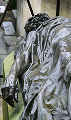 Tombe de Louis Auguste Blanqui,cimeti&egrave;re du P&egrave;re-Lachaise (91e division) &agrave; Paris (gisant &oelig;uvre d'Aim&eacute;-Jules Dalou).