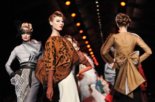 [Christian+Dior+Runway+Paris+Fashion+Week+Haute+fJtp6trMAQHl[2].jpg]