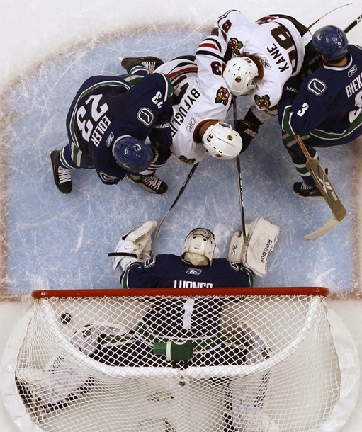 canucks_blackhawks_game3_4.jpg