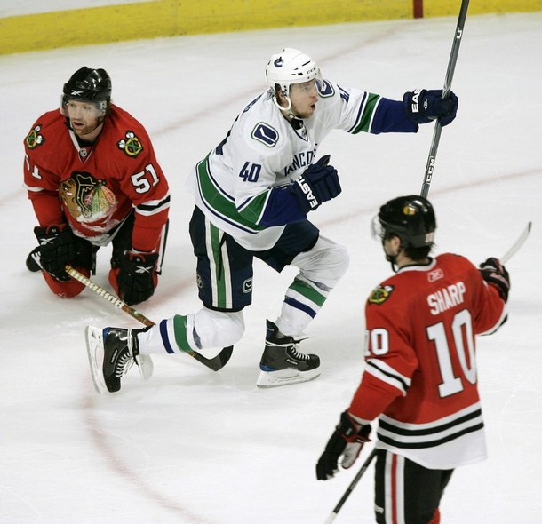 canucks_blackhawks_game1_1.jpg