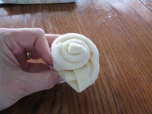 [make-roses-out-baby-washcloths-800X800[3].jpg]