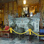 Inside the palace is liberally sprinkled with motifs, ceramic decoration, gold edging, pictures.