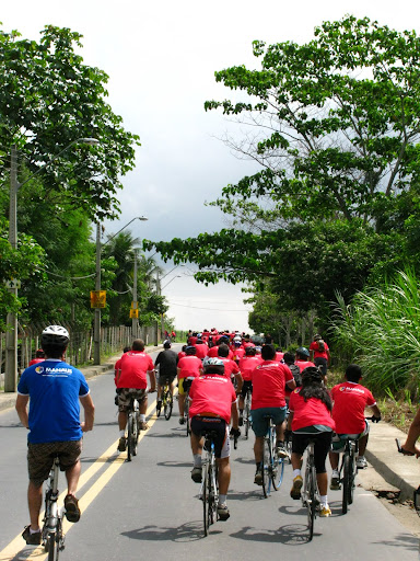 Ciclistas se deslocam em direção à Av. das Torres