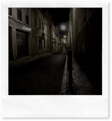 uma rua escura