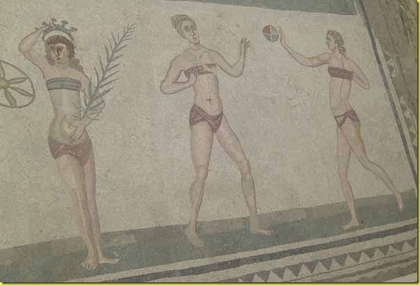 Ragazze in bikini Villa del Casale 2
