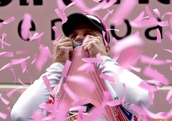 RNPS IMAGES OF THE YEAR 2009 - Italy's Alessandro Petacchi kisses the leader's pink jersey on the podium after the 198 km of the third stage from Grado to Valdobbiadene of Giro d'Italia May 11, 2009. Petacchi won the stage.  REUTERS/Stefano Rellandini   (ITALY SPORT CYCLING IMAGES OF THE DAY)