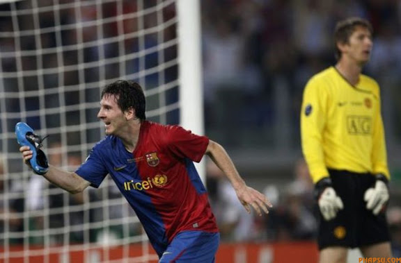 RNPS IMAGES OF THE YEAR 2009 - Barcelona's Lionel Messi (L) celebrates his goal as Manchester United's Edwin van der Sar reacts during their Champions League final soccer match at the Olympic Stadium in Rome, May 27, 2009. REUTERS/Giampiero Sposito (ITALY SPORT SOCCER IMAGES OF THE DAY)