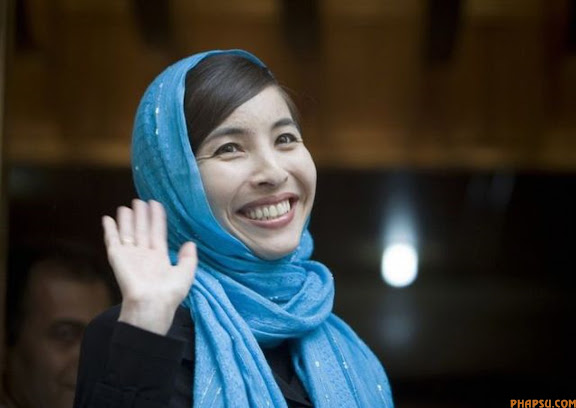 RNPS IMAGES OF THE YEAR 2009 - U.S.-born journalist Roxana Saberi, released from prison on Monday, waves as she greets the media outside her home in Tehran May 12, 2009. Saberi is in good spirits and may leave Iran next week after she was acquitted on charges of spying for the United States, her lawyer said on Tuesday.   REUTERS/Morteza Nikoubazl (IRAN POLITICS IMAGES OF THE DAY MEDIA)