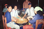 Bungkusin makanan buat korban gempa.JPG