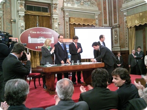 Rodrigo Torre Firmando el Convenio