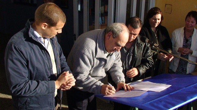 [Juan Pablo de Jesús firma el convenio junto al Director Eduardo Lavin[5].jpg]