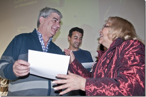 Gustavo Caruso Entregando un Diploma