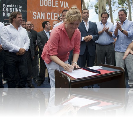 Cristina Álvarez Rodríguez firmando convenio de agua potable