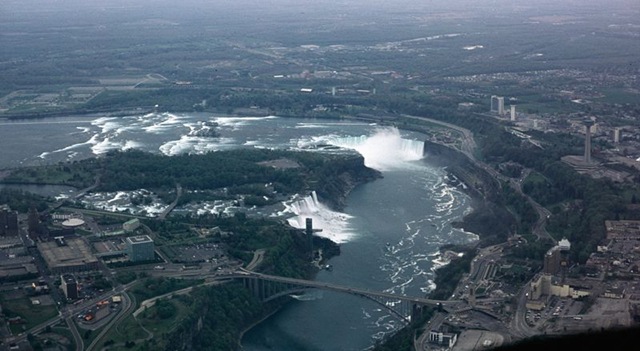 [800px-Niagara_Falls_aerial_view[12].jpg]