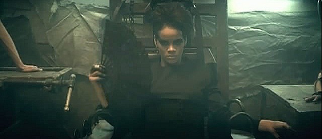 [RihannaDisturbia89.jpg]