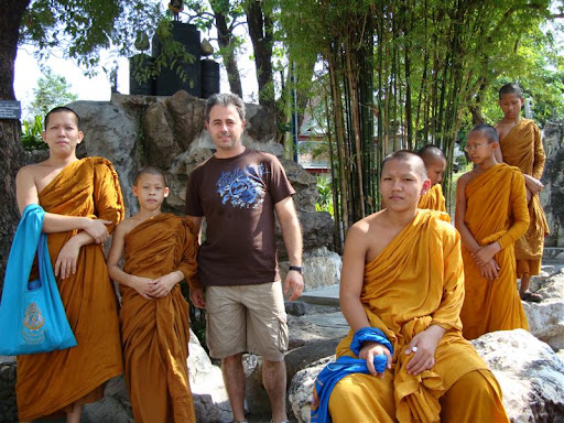Mi padre con los monjes