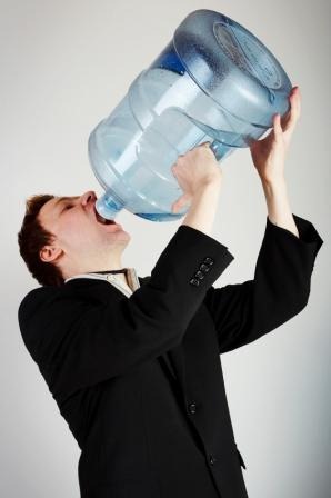 [A-man-enjoys-water-cooler-water[6].jpg]