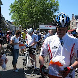 5_fietsers_voor_Biking4Energy_over_de_finish.JPG