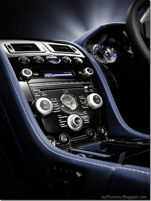 Aston Martin V8 Vantage S 34
