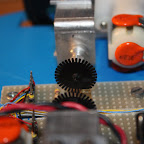 Particolare della dentellatura del disco che forma l'encoder. Si nota anche come la parte dentellata è posta tra il trasmettitore e il ricevitore.