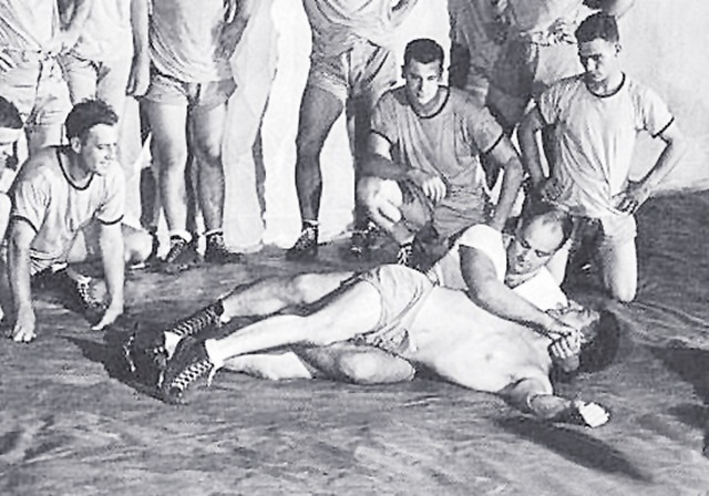 [Wrestlers Guillotine[12].jpg]