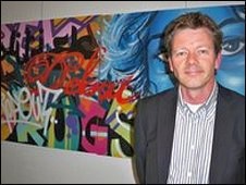 Яркая картина в стиле граффити с надписью - Секс, наркотики и дискуссия - украшает кабинет Юла Воордевинда