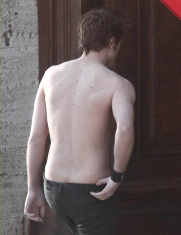 robert-pattinson-shirtless-03