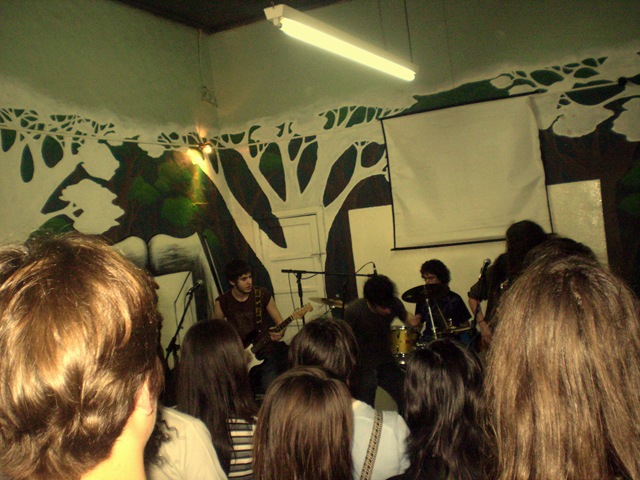 [Banda de rock tocando en el homenaje a Guido y Claudio[9].jpg]