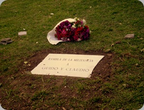 Placa homenaje a Guido y Claudio. Rambla 1 y 65.