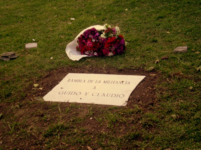 [Placa homenaje a Guido y Claudio. Rambla 1 y 65.[14].jpg]