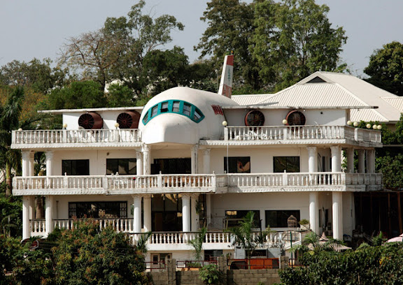 A house partially built in the shape of an airplane is seen in Abuja November 24, 2009. REUTERS/Goran Tomasevic  (NIGERIA BUSINESS SOCIETY)