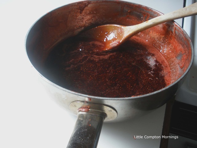 [White bread and strawb jam jam[4].jpg]