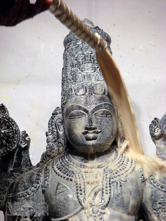 Bathing Lord Balaji with Panchamrut