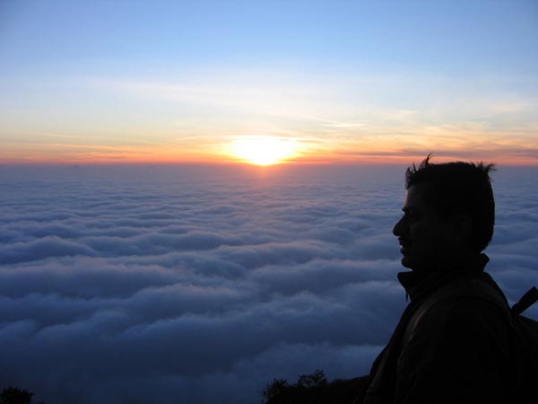 Kalavaarahalli betta [skanda giri] - Sunset above the clouds