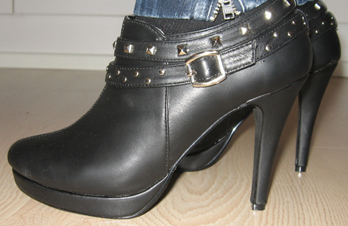 Shoes: Andiamo Bag: Guess