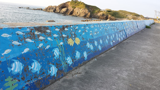 海岸沿いの壁画