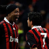 Les deux buteurs du match côté milanais, Pato (�&nbsp; droite) et Ronaldinho. Le Milan AC a retrouvé quelques couleurs en Serie A avec une victoire 2-1 �&nbsp; domicile face �&nbsp; l'AS Rome. /Photo prise le 18 octobre 2009/REUTERS/Alessandro Garofalo